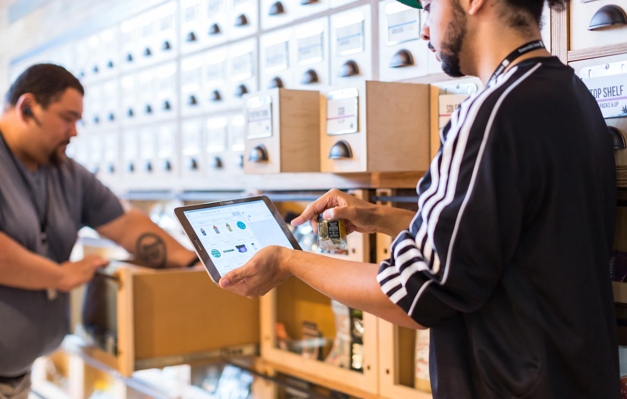 Depoda tablet üzerinden sipariş kontrol eden iki kişi