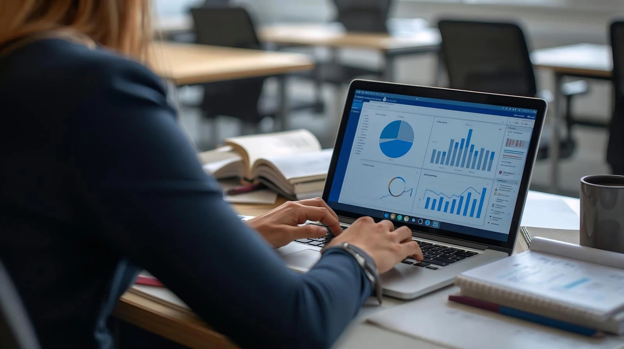 Dizüstü bilgisayarda grafik ve raporları inceleyen bir kişi